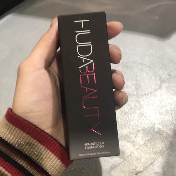NEW IN BOX HUDA BEAUTY FOUNDATION - Picture 1 of 2